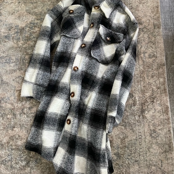 NWOT Love Olive Co. Fall Flannel Checker Coat - Picture 3 of 8